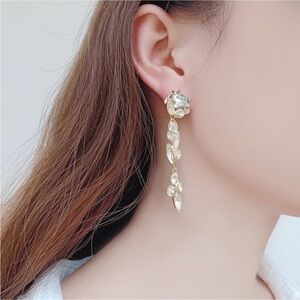 NWOT Alexis Gorgeous Crystal Drop Earring